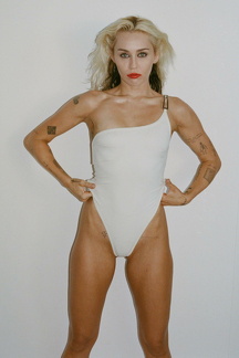 Miley-Cyrus-wears-a-bikini-and-spreads-legs